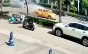 Xe sedan phát nổ khi đang chạy trên đường, một phụ nữ thoát nạn