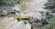 Xe ô tô bị lũ cuốn trôi, 10 cán bộ công an ứng cứu kịp thời