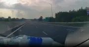 Xe ô tô bất ngờ bị ném chai nước trúng kính lái khi đang chạy trên cao tốc