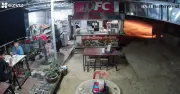 Xe tải bất ngờ phát nổ như bom trước quán ăn, thực khách tháo chạy