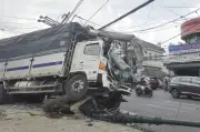Xe tải chở 12 tấn cà phê tự lăn bánh tông gãy trụ điện ở Lâm Đồng