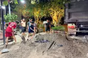 Xe tải chở cát bị tàu hỏa tông văng, vùi lấp 3 xe máy: Nhân chứng kể lại