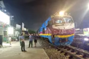 Xe tải chở cát băng qua đường sắt bị tàu hỏa đâm trúng tại Hà Nội