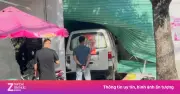 Xe tải húc xe van lao vào siêu thị mini, may mắn không thương vong