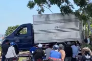 Xe tải không người lái trôi ra đường ray, tàu hỏa phanh gấp tránh va chạm