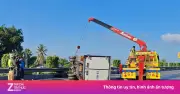 Xe tải nổ lốp, lật ngửa trên cao tốc TP.HCM - Trung Lương