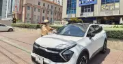 Đỗ xe trên vỉa hè chung cư: Nhiều xe bị CSGT phạt nguội lúc rạng sáng