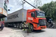 Xe đầu kéo container chạy giờ cấm, cán chết người ở TPHCM