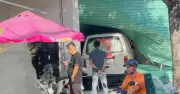 Xe van lao lên vỉa hè húc sập cửa cuốn sau tai nạn liên hoàn ở TP.HCM