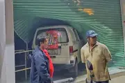 Xe van tông sập cửa hàng tiện lợi sau tai nạn liên hoàn ở TP.HCM