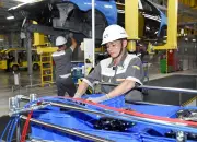 Xe xăng mất giá từng ngày, shipper đổ xô chuyển sang xe điện