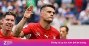 Xhaka từ chối nhường penalty, dập tắt hat-trick của đồng đội trẻ
