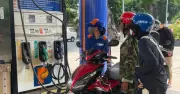 Xăng E10 ngày đầu bán đại trà: Giá giảm mạnh, người dân thận trọng