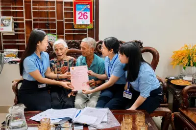 16 năm chờ sổ đỏ, cụ bà 90 tuổi bật khóc khi được trao tại nhà