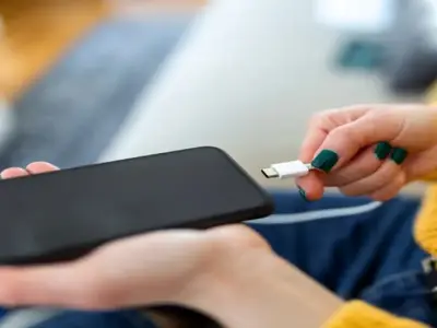 3 thói quen sạc pin điện thoại hại pin nhiều người mắc phải