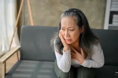 65 tuổi kẹp giữa mẹ già và cháu nhỏ: Tôi chỉ có thể chọn một