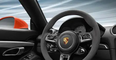 Alcantara: Chất liệu biểu tượng trên vô lăng siêu xe