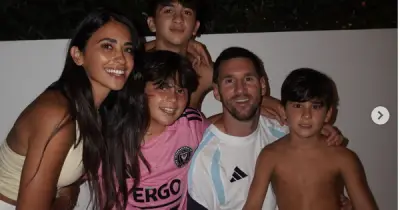 Argentina thay đổi lớn trước trận gặp Ai Cập, Messi gặp vợ con