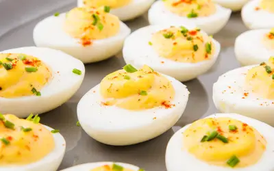 Bé 5 tuổi nhập viện vì ăn trứng chần nước sôi do bà nội chuẩn bị