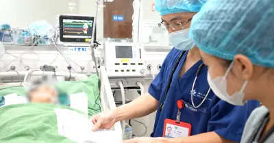 Bé 6 tuổi suýt chết đuối trong lớp học bơi, bác sĩ cảnh báo sơ cứu sai cách