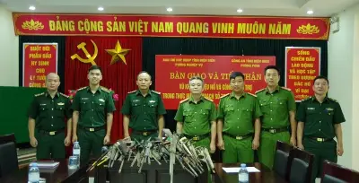 Bộ đội Biên phòng Điện Biên bàn giao 39 khẩu súng các loại cho công an