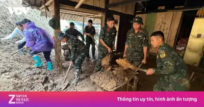 Bộ đội giúp dân Mù Cang Chải khắc phục hậu quả mưa lũ