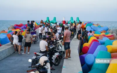 Bờ kè Xóm Rớ Đắk Lắk khoác áo mới sặc sỡ, hút giới trẻ check-in