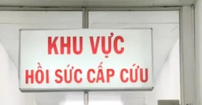 Bé suy hô hấp, co giật vì kẹt cổ vào thanh chắn giường
