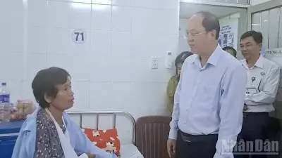 Bí thư Tỉnh ủy Cà Mau thăm hỏi người dân bị thương do mưa dông
