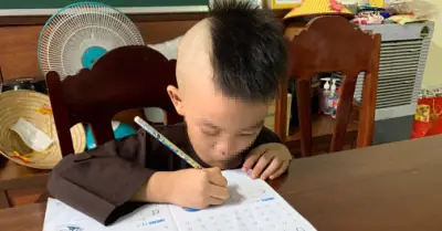 Bé trai 6 tuổi bị bỏ lại trước cổng chùa cùng bức thư tay
