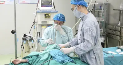 Bé trai hóc xương cá suýt mất mạng vì mẹo dân gian
