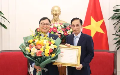 Bộ trưởng Lê Hoài Trung trao Kỷ niệm chương cho Đại sứ Hàn Quốc
