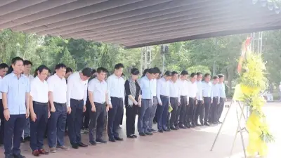 Bộ trưởng Y tế dâng hương tưởng niệm liệt sĩ và tặng quà gia đình chính sách
