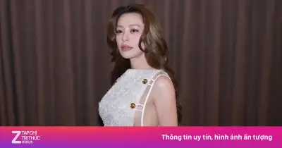 Bùi Lan Hương mặc hở gây tranh cãi tại KOSMIK Live Concert 2026