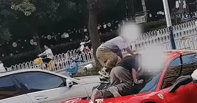 Bốn đứa trẻ trèo lên mui siêu xe Ferrari để chơi, chủ xe kiện phụ huynh