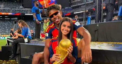 Bạn gái người mẫu gây bão khi đăng ảnh chụp với Yamal và cúp vô địch World Cup