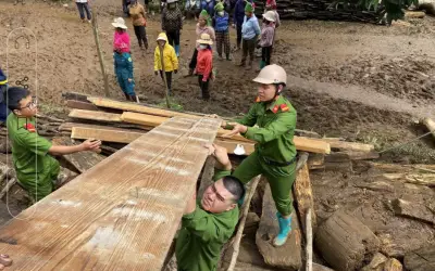 Băng bùn vượt suối dựng lại nhà cho người dân Sơn La sau mưa lũ