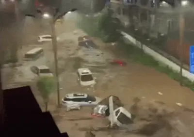 Bão Bavi tàn phá Trung Quốc: Ôtô trôi như đồ chơi, hàng chục nghìn người sơ tán