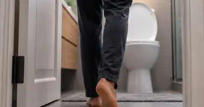 Bảo vệ thận: Quan sát màu nước tiểu - dấu hiệu cảnh báo sức khỏe người trên 50