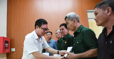Báo VietnamNet trao quà tri ân tháng Bảy tại xã Lục Hạ, Trùng Hà