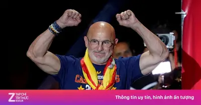 Bắp tay cuồn cuộn của HLV Tây Ban Nha Luis de la Fuente ở tuổi 65 gây sốt