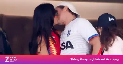 Brad Pitt hôn đắm đuối bạn gái kém 29 tuổi trên khán đài World Cup 2026