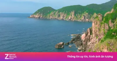 Bất chấp biển cảnh báo, nam du khách trèo mỏm đá cheo leo ở Mũi Điện chụp ảnh