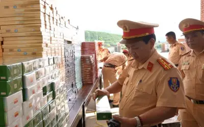 Bắt giữ xe khách chở hơn 27.000 bao thuốc lá nhập lậu tại Huế