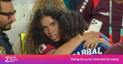 Cô gái khiến hậu vệ Cape Verde chạy thẳng lên khán đài là ai?