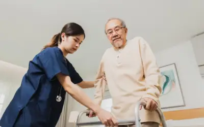 Cụ ông 70 tuổi ngã gãy chân, cay đắng nhận ra: Có tiền tiết kiệm còn hơn trông chờ con cái