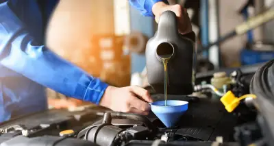 Có nên thay dầu động cơ ở gara ngoài thay vì vào hãng để tiết kiệm chi phí?