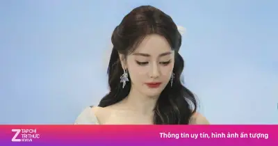 Địch Lệ Nhiệt Ba lúng túng vì đầm cúp ngực táo bạo tại sự kiện ở Tây An
