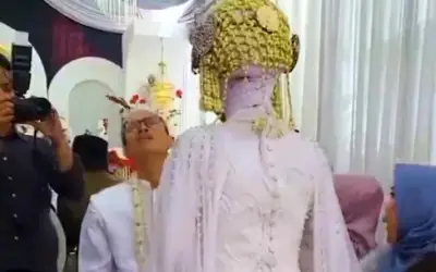 Chú rể ngất xỉu khi lần đầu thấy mặt cô dâu trong đám cưới Indonesia