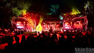 Chủ tịch Quốc hội dự lễ tưởng niệm liệt sĩ tại Công viên Lê Thị Riêng